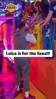 优质偶像！东契奇赛前奋力为粉丝签名，湖人独行侠球衣都签！