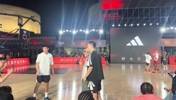 CBA球星也追星！胡明轩&林葳找陈冠希轮流合影