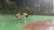 即分高下也决生死！某大学两位学生党无视大雨1v1单挑！